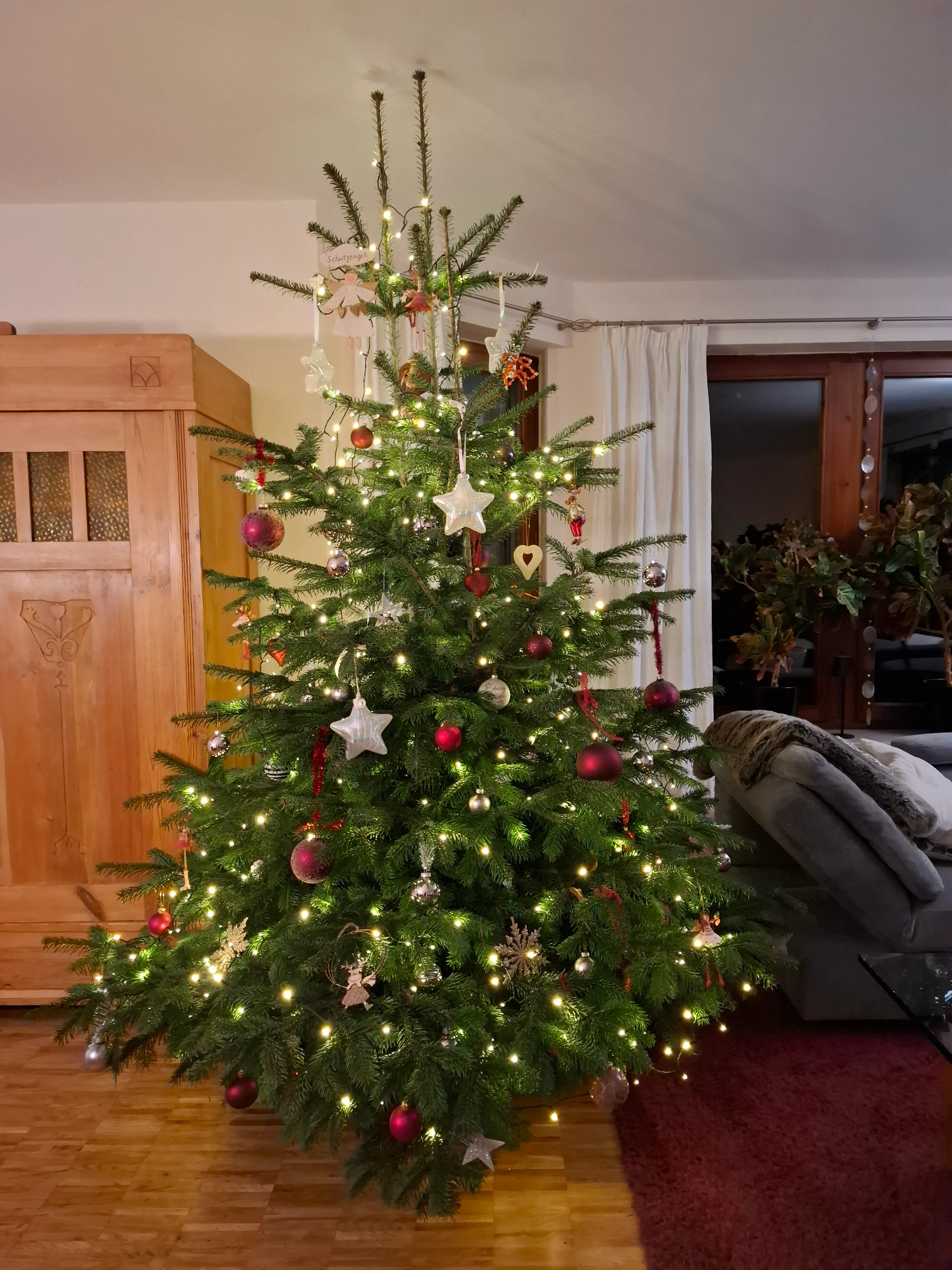Weihnachtsbaum im festlich geschmückten Wohnzimmer