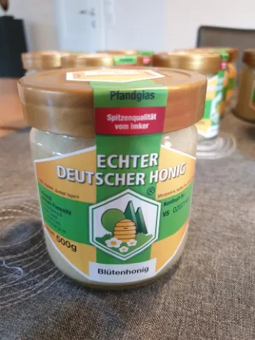 Goldener Honig aus eigener Imkerei
